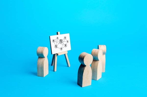 How to Choose the Perfect Lightweight Wool Trousers for Transitioning Seasons?